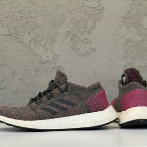 Adidas sneaker size 7 green and red